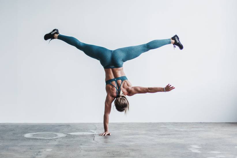 NOBULL 80NJ2177verde acqua attillato a vita media (peluche erica).