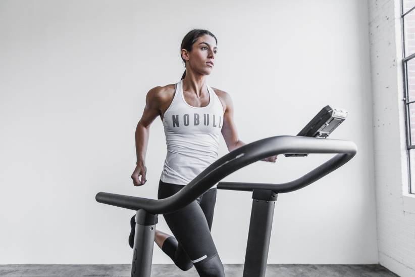 NOBULL 80NJ2229canotta da donna con taglio vogatore (mimetico) bianca