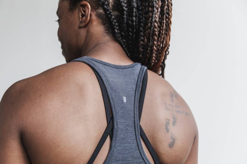 NOBULL 80NJ2402canotta da donna con taglio vogatore (colori classici)