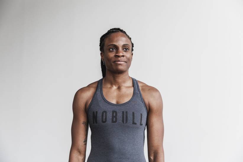 NOBULL 80NJ2402canotta da donna con taglio vogatore (colori classici)