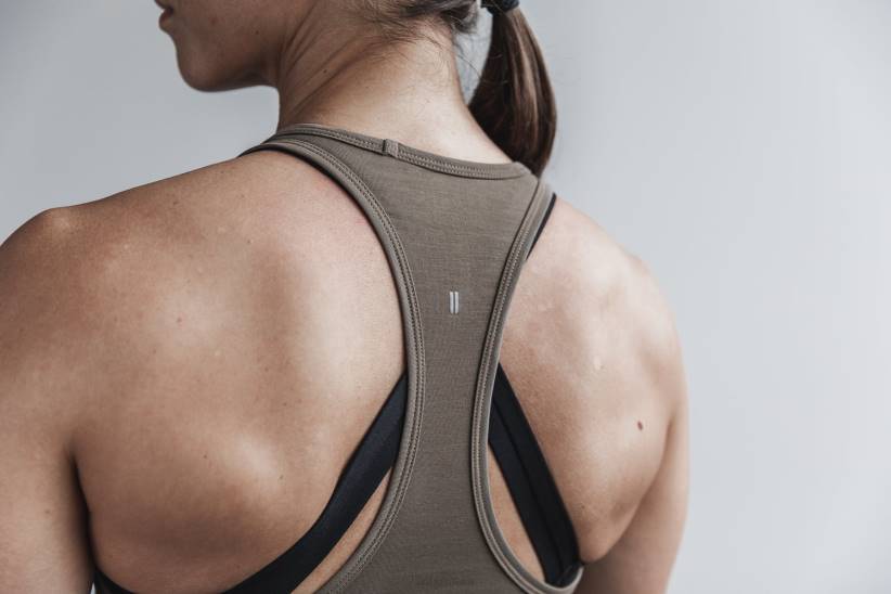 NOBULL 80NJ2403canotta da donna con taglio vogatore (colori classici)