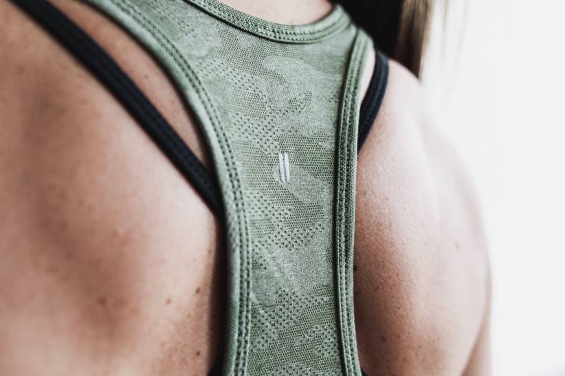 NOBULL 80NJ2459canotta leggera testurizzata da donna (mimetica).