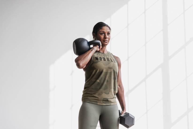 NOBULL 80NJ2537canotta da donna a collo alto (camo) verde militare