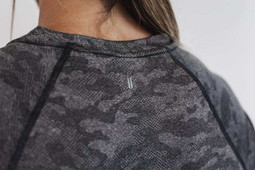 NOBULL 80NJ2624maglietta da donna a maniche lunghe testurizzata leggera (mimetica) nera