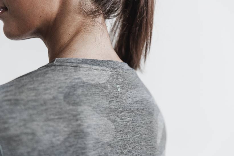 NOBULL 80NJ2691maglietta da donna (mimetica) grigia