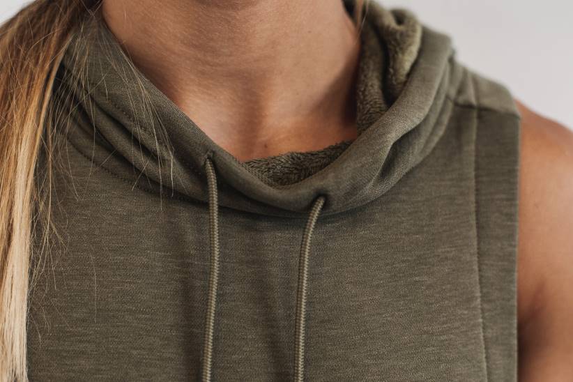 NOBULL 80NJ2775felpa con cappuccio senza maniche in micropeluche da donna