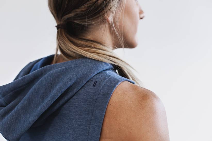 NOBULL 80NJ2776felpa con cappuccio smanicata in micropeluche da donna profonda