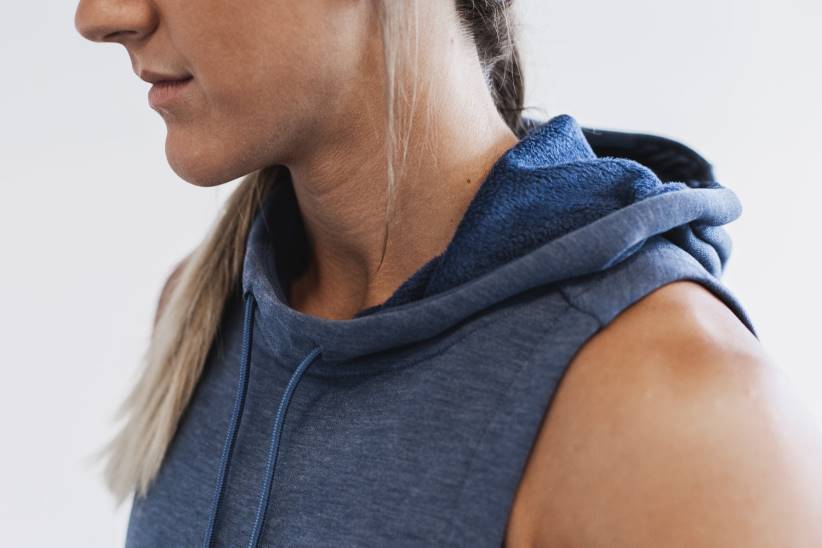 NOBULL 80NJ2776felpa con cappuccio smanicata in micropeluche da donna profonda