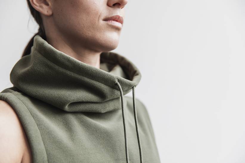 NOBULL 80NJ2812Esercito con cappuccio senza maniche artico da donna